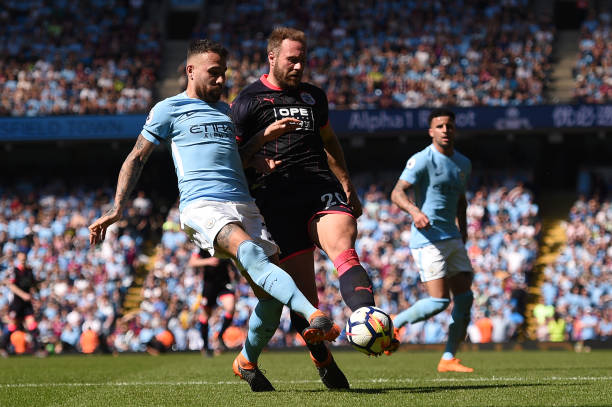 回声报：安菲尔德铺满围巾与鲜花，球迷排队悼念送别若塔兄弟.