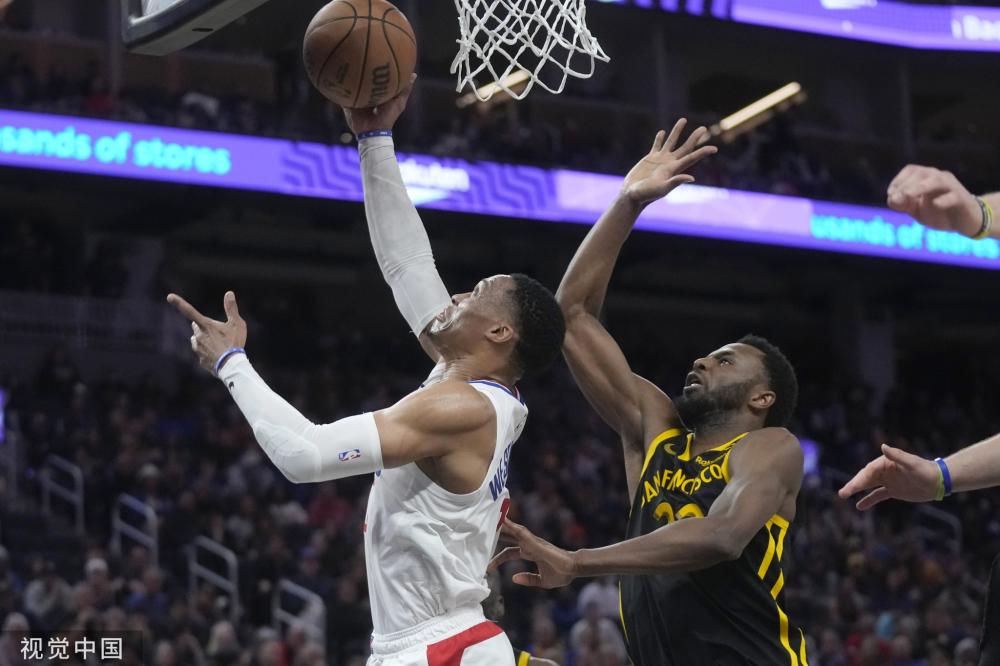 成龙带巴特勒体验木人桩，致敬《尖峰时刻》经典Pose.