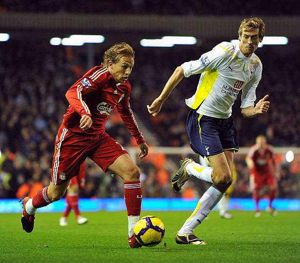 成龙带巴特勒体验木人桩，致敬《尖峰时刻》经典Pose.